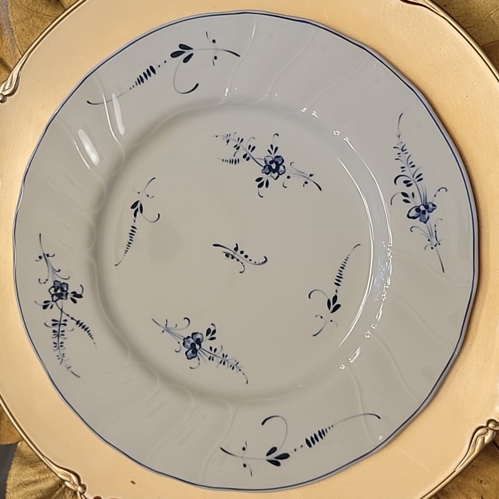 Villeroy & Boch Vieux Luxembourg dinner plate 10.5" white blue porcelain New